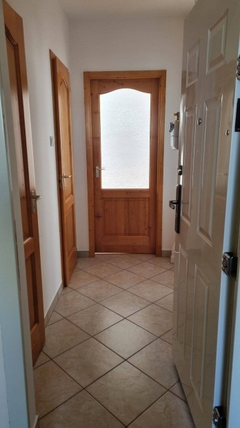 Elad� Lak�s Salg�tarj�n Beszterce lak�telepen