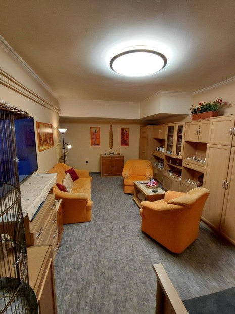 Elad� Lak�s Tatab�nya D�zsakert