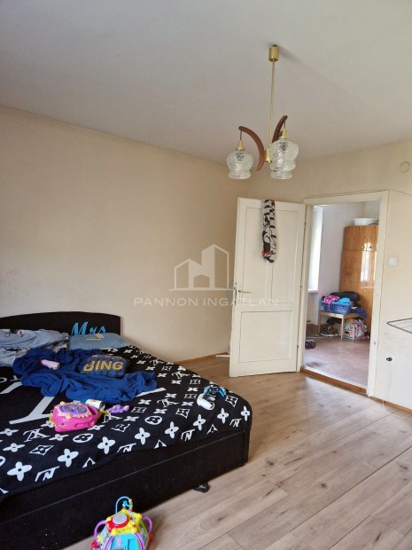 Elad� Lak�s, Ajka 24.000.000 Ft