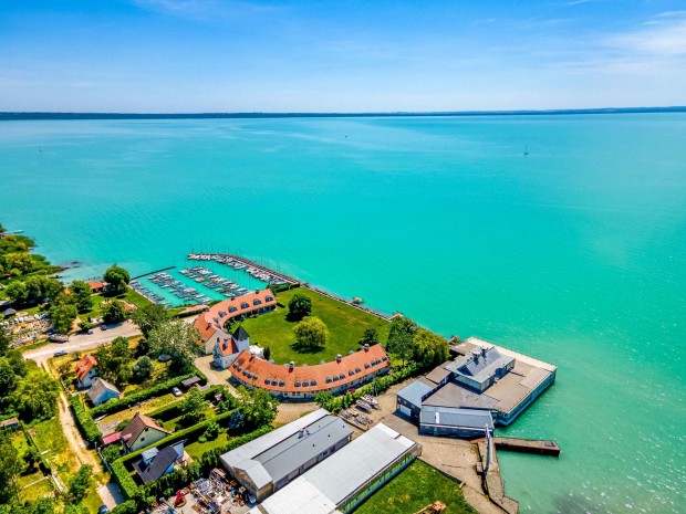 Elad Laks, Balatonkenese 299.000.000.000 Ft
