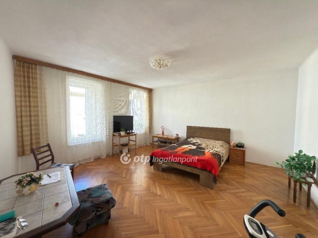 Elad� Lak�s, Budapest 10. ker.