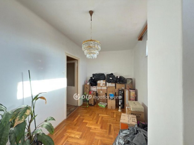 Elad� Lak�s, Budapest 10. ker.