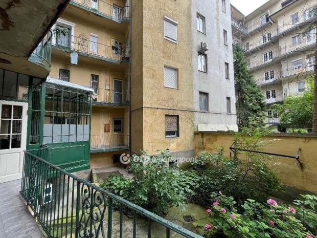 Elad� Lak�s, Budapest 12. ker.