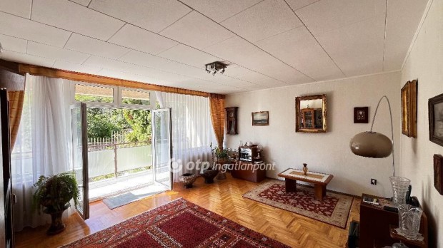 Elad� Lak�s, Budapest 12. ker.