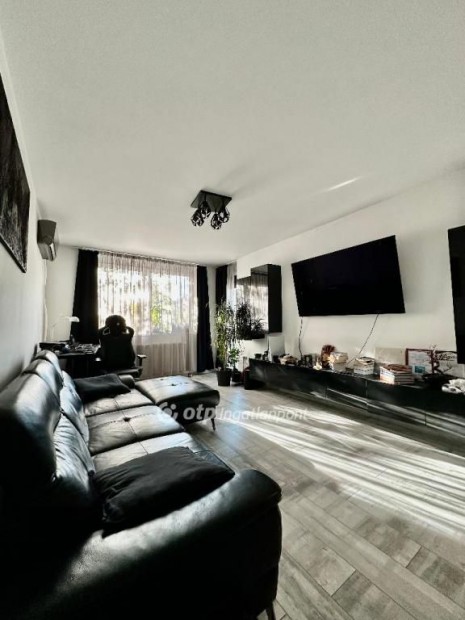 Elad� Lak�s, Budapest 14. ker.