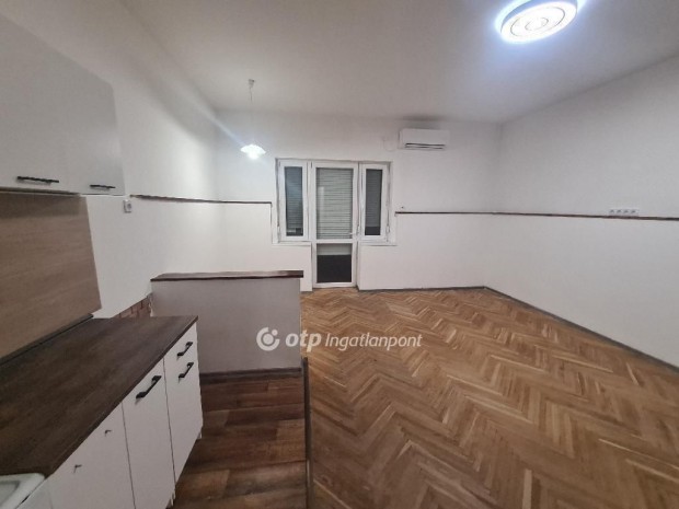 Elad� Lak�s, Budapest 14. ker.