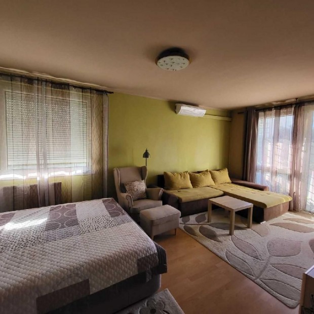 Elad� Lak�s, Budapest 15. ker.