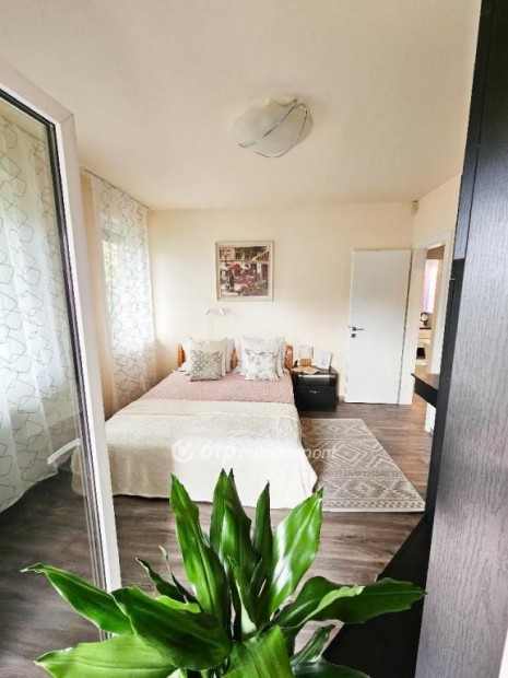 Elad� Lak�s, Budapest 15. ker.