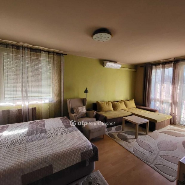 Elad� Lak�s, Budapest 15. ker.