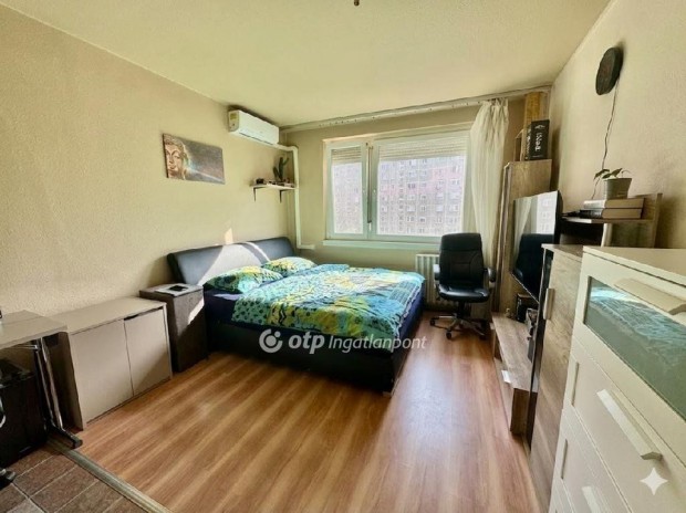 Elad� Lak�s, Budapest 18. ker.