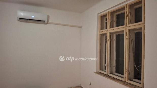 Elad� Lak�s, Budapest 18. ker.