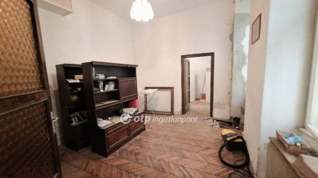 Elad� Lak�s, Budapest 1. ker.