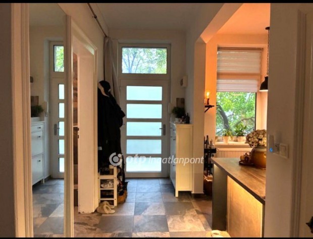 Elad� Lak�s, Budapest 1. ker.