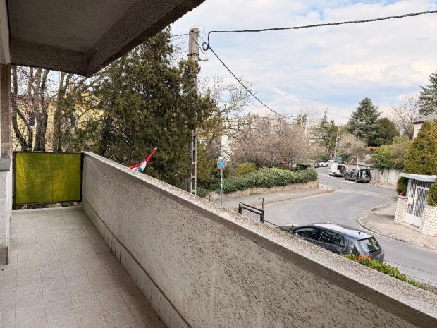 Elad� Lak�s, Budapest 1. ker.