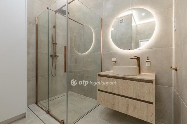 Elad� Lak�s, Budapest 1. ker.