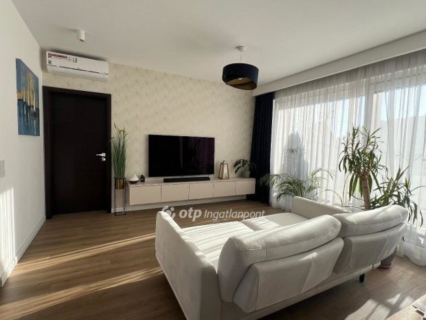 Elad� Lak�s, Budapest 1. ker.