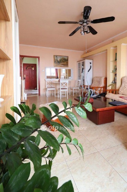 Elad� Lak�s, Budapest 20. ker.