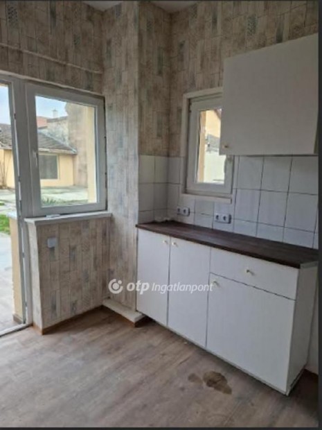 Elad� Lak�s, Budapest 20. ker.