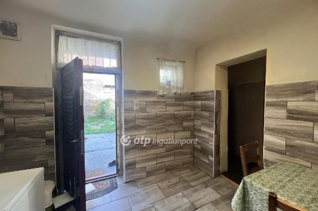 Elad� Lak�s, Budapest 20. ker.