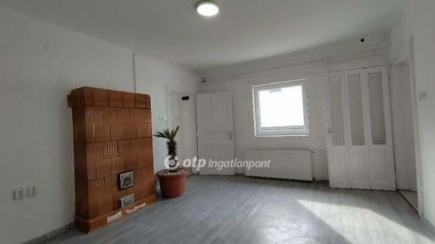 Elad� Lak�s, Budapest 20. ker.