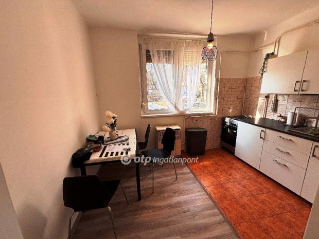 Elad� Lak�s, Budapest 20. ker.