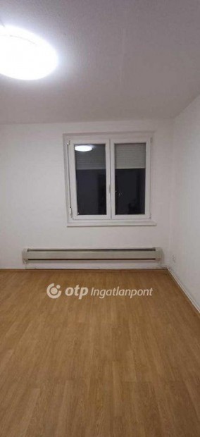 Elad� Lak�s, Budapest 3. ker.