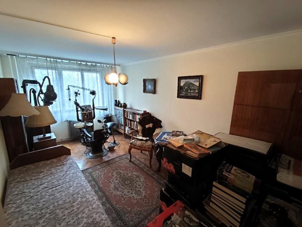 Elad� Lak�s, Budapest 3. ker.