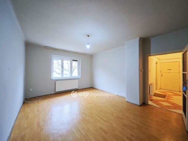 Elad� Lak�s, Budapest 4. ker.