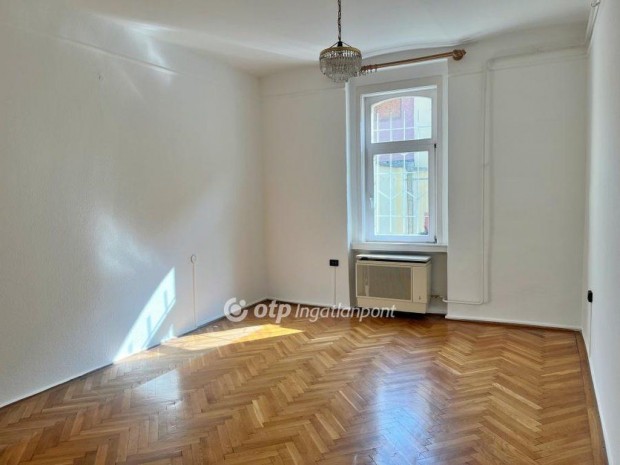 Elad� Lak�s, Budapest 4. ker.