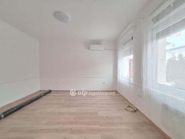 Elad� Lak�s, Budapest 4. ker.