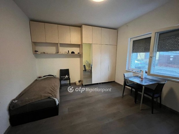 Elad� Lak�s, Budapest 4. ker.