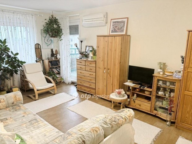 Elad� Lak�s, Budapest 4. ker.