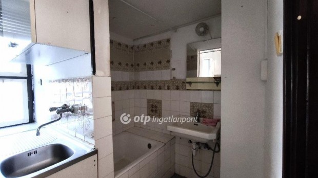 Elad� Lak�s, Budapest 4. ker.