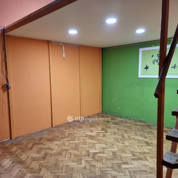 Elad� Lak�s, Budapest 4. ker.