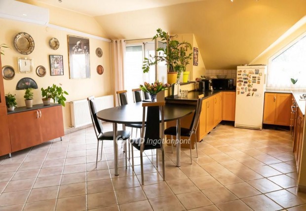 Elad� Lak�s, Budapest 4. ker.