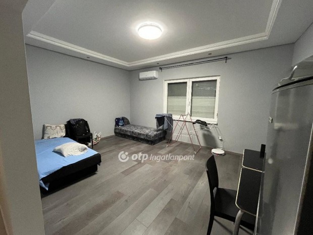 Elad� Lak�s, Budapest 4. ker.