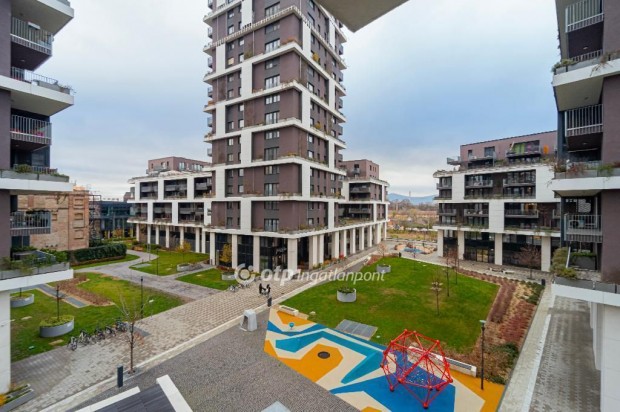 Elad� Lak�s, Budapest 4. ker.