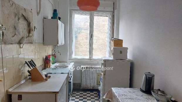 Elad� Lak�s, Budapest 4. ker.