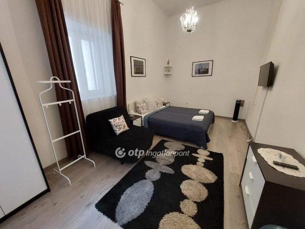 Elad� Lak�s, Budapest 5. ker.