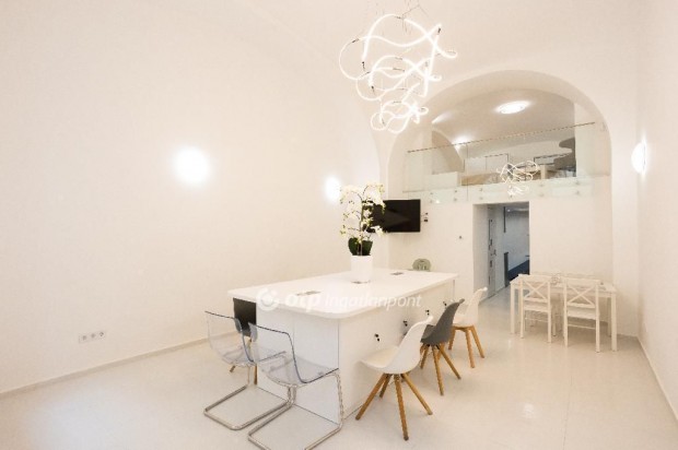 Elad� Lak�s, Budapest 5. ker.