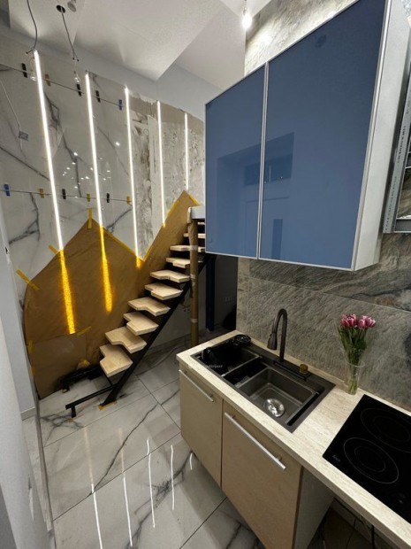 Elad� Lak�s, Budapest 5. ker.