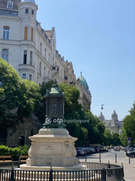 Elad Laks, Budapest 5. ker.