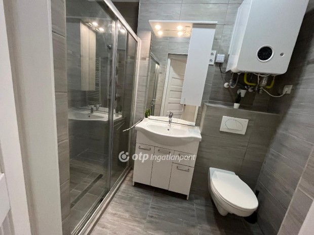 Elad� Lak�s, Budapest 5. ker.