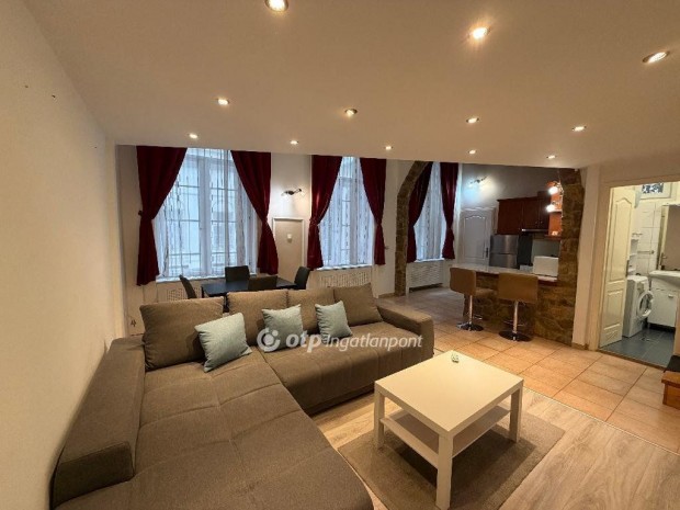 Elad� Lak�s, Budapest 5. ker.