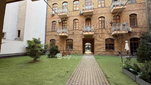 Elad� Lak�s, Budapest 6. ker.