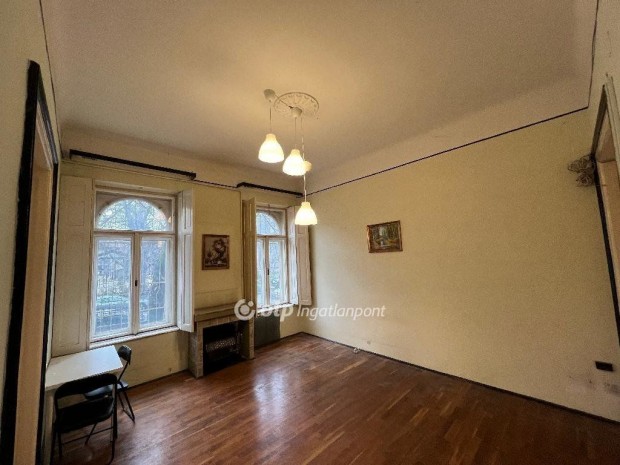 Elad� Lak�s, Budapest 6. ker.