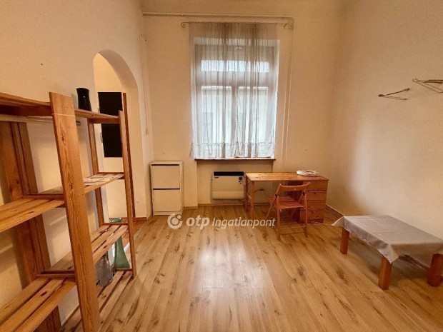 Elad� Lak�s, Budapest 7. ker.