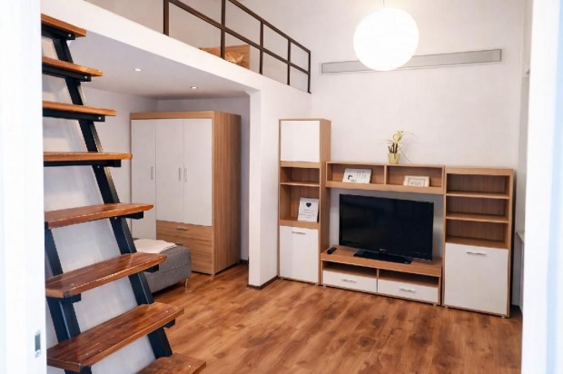 Elad� Lak�s, Budapest 7. ker.