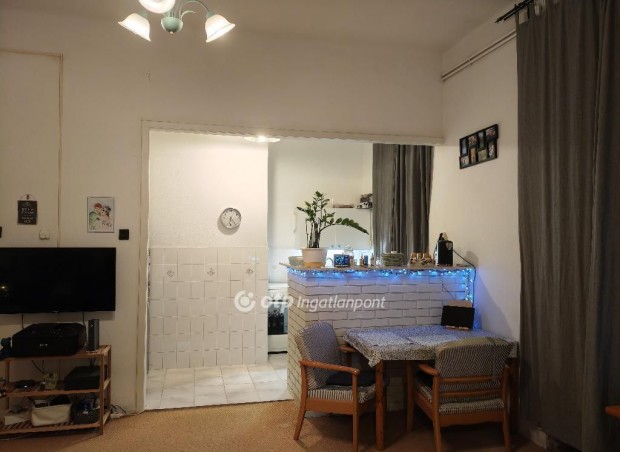 Elad� Lak�s, Budapest 8. ker.