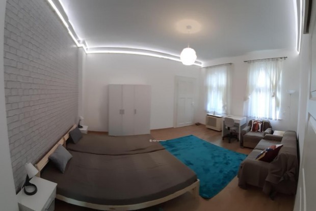 Elad� Lak�s, Budapest 8. ker.